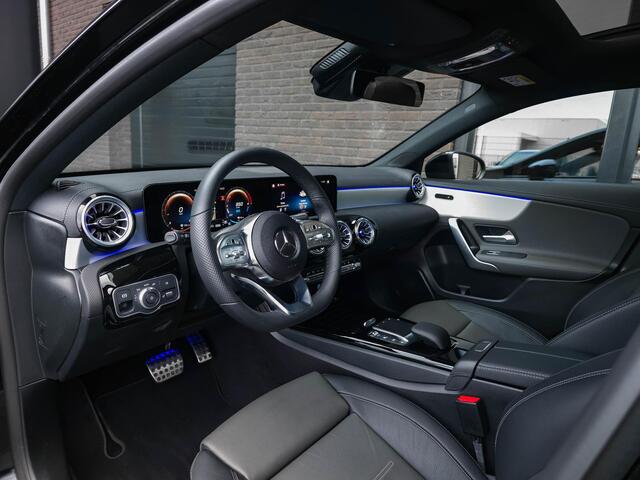 Mercedes-Benz A-KLASSE 250 e AMG Line | Pano | 19"| Topv | Ambiente | Multi Beam | Leer |