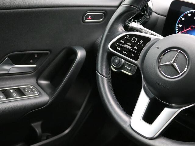 Mercedes-Benz A-KLASSE 160 Business Solution Ledkoplampen | Achteruitrijcamera | Stoelverwarming voor | Spiegelpakket | Navigatie. Inclusief 24 maanden Mercedes-Benz Certified garantie voor Europa.