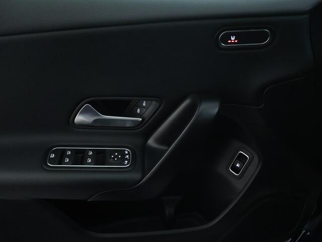Mercedes-Benz A-KLASSE 250 e Plug-In Hybride | Parkeerpakket met Camera | Stoelverwarming | DAB | LED verlichting | Cruise Controle | Inclusief 24 maanden Mercedes-Benz Certified garantie voor Europa.