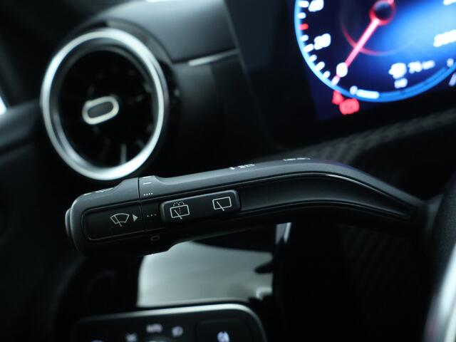 Mercedes-Benz A-KLASSE 250 e Plug-In Hybride | Parkeerpakket met Camera | Stoelverwarming | DAB | LED verlichting | Cruise Controle | Inclusief 24 maanden Mercedes-Benz Certified garantie voor Europa.