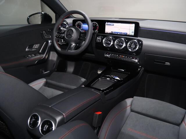 Mercedes-Benz A-KLASSE 180 Business Solution AMG | Panoramaschuifdak | Premium Plus | 19"AMG-velgen | Head-up display | Dodehoekassistent |