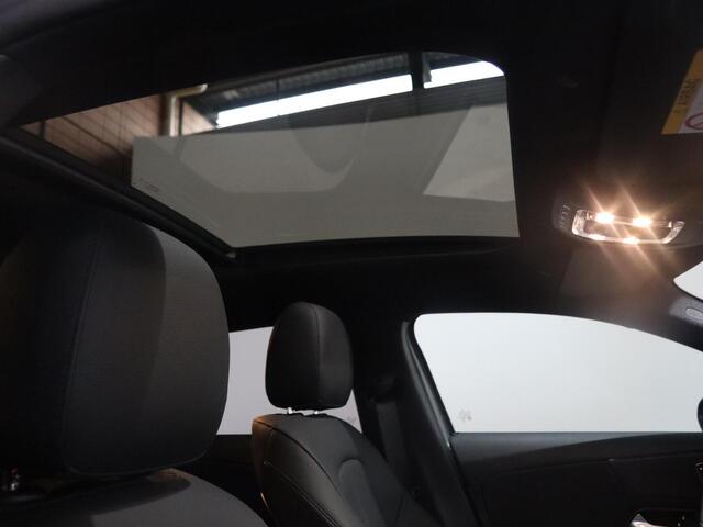 Mercedes-Benz A-KLASSE 250e Business Solution Luxury | Panoramaschuifdak | Advanced sound | Nightpakket | Dodehoekassistent | Achteruitrijcamera |