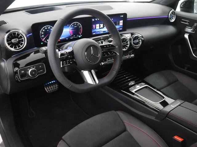 Mercedes-Benz A-KLASSE 180 Business Solution AMG | Panoramaschuifdak | Premium Plus pakket | Stoelverwarming | Achteruitrijcamera | MULTIBEAM LED |