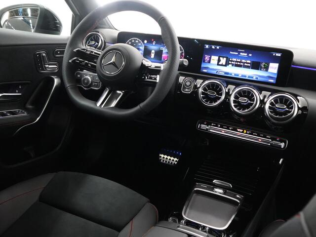 Mercedes-Benz A-KLASSE 180 Business Solution AMG | Panoramaschuifdak | Premium Plus pakket | Stoelverwarming | Achteruitrijcamera | MULTIBEAM LED |