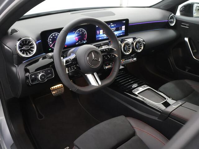 Mercedes-Benz A-KLASSE 180 Business Solution AMG | Panoramaschuifdak | Premium plus | Head-Up | Stoelverwarming | Achteruitrijcamera | MULTIBEAM LED |