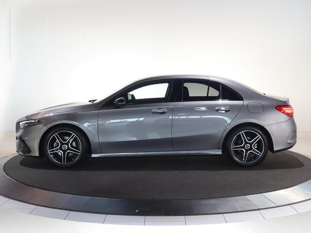 Mercedes-Benz A-KLASSE 180 Star Edition AMG Line | Night | Achteruitrijcamera | Dodehoekassistent |
