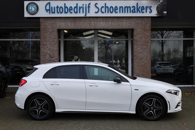 Mercedes-Benz A-KLASSE 250 e Premium AMG FULL-LED WIDESCREEN SFEERVERL. NIGHTPAKKET LEER/ALCANTARA STOELVERW. CARPLAY CAMERA 2XPDC 18''LMV