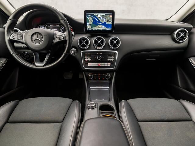 Mercedes-Benz A-KLASSE 180 AMG Sport Automaat (APPLE CARPLAY, GROOT NAVI, CAMERA, LEDER, STOELVERWARMING, SPORTSTOELEN, GETINT GLAS, KEYLESS START, NIEUWE APK, NIEUWSTAAT)