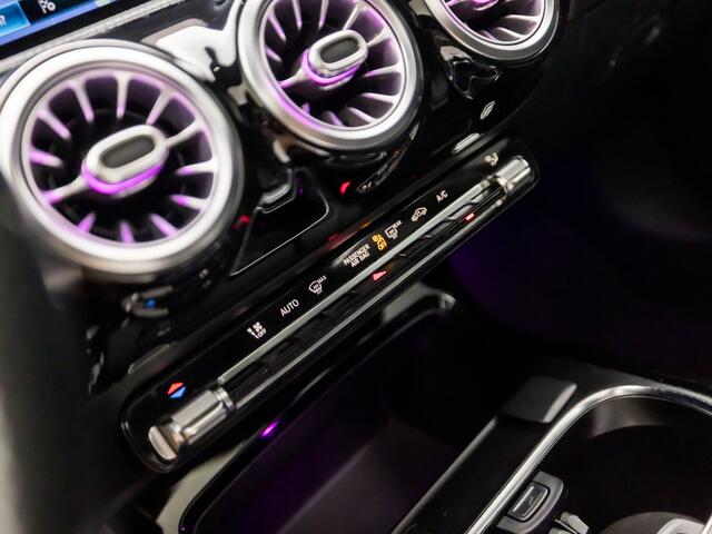 Mercedes-Benz A-KLASSE 220 AMG Sport 191Pk Automaat (SCHUIFDAK, SFEERVERLICHTING, APPLE CARPLAY, GROOT NAVI, LEDER/ALCANTARA, STOELVERWARMING, WIDESCREEN, CAMERA, NIEUWSTAAT)