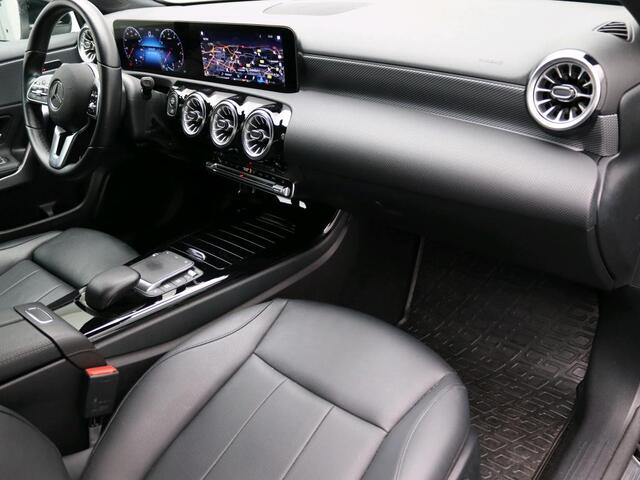 Mercedes-Benz A-KLASSE 180 Business Solution Achteruitrijcamera | Ledkoplampen | Stoelverwarming | Spiegelpakket | Sfeerverlichting. Inclusief 24 maanden Mercedes-Benz Certified garantie voor Europa.