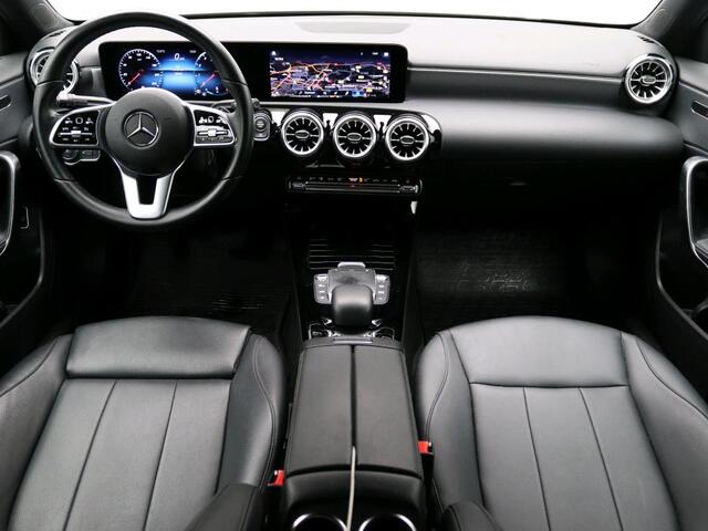 Mercedes-Benz A-KLASSE 180 Business Solution Achteruitrijcamera | Ledkoplampen | Stoelverwarming | Spiegelpakket | Sfeerverlichting. Inclusief 24 maanden Mercedes-Benz Certified garantie voor Europa.