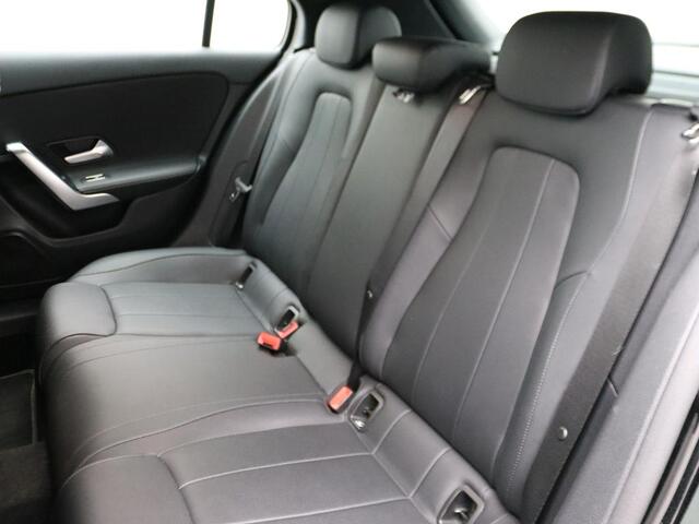 Mercedes-Benz A-KLASSE 180 Business Solution Luxury Ledkoplampen | Achteruitrijcamera | Stoelverwarming voor | Sfeerverlichting | Licht- en zicht pakket. Inclusief 24 maanden Mercedes-Benz Certified garantie voor Europa.