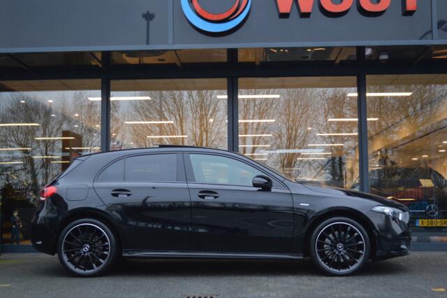 Mercedes-Benz A-KLASSE 250 e AMG Led Panorama Widescreen Sfeer Camera Night Pdc