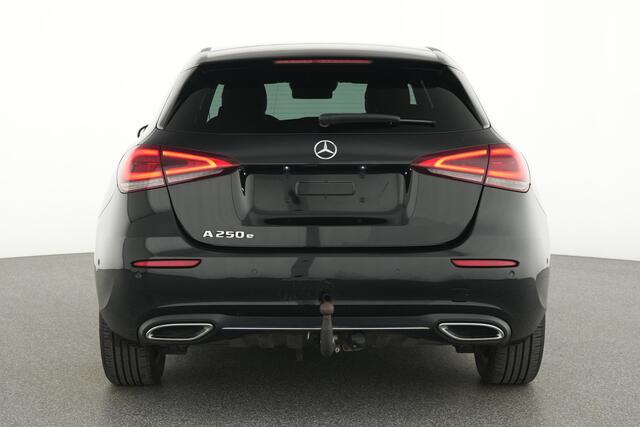 Mercedes-Benz A-KLASSE 250 e Plug-In Hybride Ledkoplampen | Parkeerpakket met achteruitrijcamera | Stoelverwarming | Spiegel Pakket. Inclusief 24 maanden MB Certified garantie voor Europa.