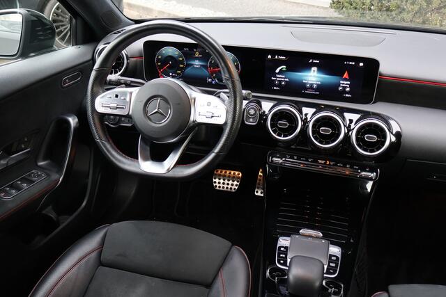Mercedes-Benz A-KLASSE 180 Business Solution AMG I BTW I Automaat I Camera I MBUX I Widescreen I LED I Stoelverwarming I Nederlandse auto I I Night pakket I Parkeersensoren I