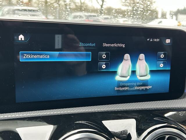 Mercedes-Benz A-KLASSE 250e AMG // Panorama dak // Sfeerverlichting // Memory // MultiBeam LED // Advanced Audio // Keyless // 18" AMG Velgen // Widescreen