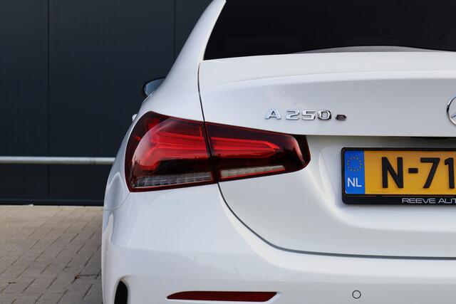 Mercedes-Benz A-KLASSE 250 e Business Solution AMG Line Automaat | Widescreen | Sfeerverlichting | Camera | 18 Inch | Night pakket