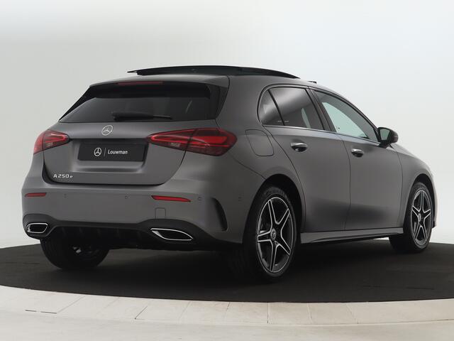 Mercedes-Benz A-KLASSE 250 e AMG NIghtpakket | Panoramadak | Distronic | Alarm | Dode Hoek Ass | Keyless Go | Sfeerverlichting | Inclusief 24 maanden Mercedes-Benz Certified garantie voor Europa |