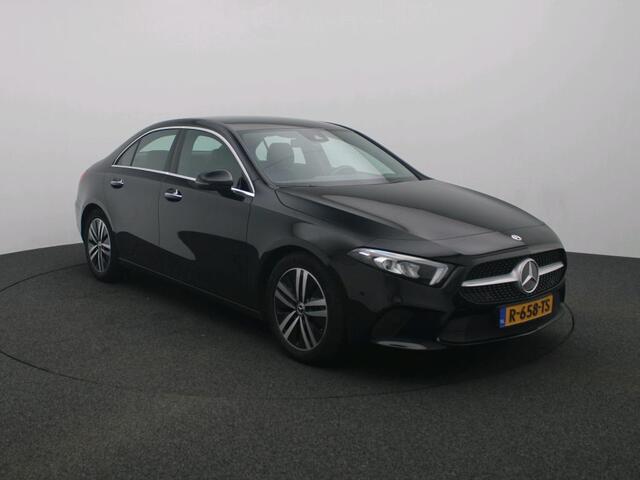 Mercedes-Benz A-KLASSE 180 Premium Plus Ledkoplampen | Apple CarPlay | Achteruitrijcamera | Spiegelpakket | Keyless-Go | Sfeerverlichting. Inclusief 24 maanden Mercedes-Benz Certified garantie voor Europa.