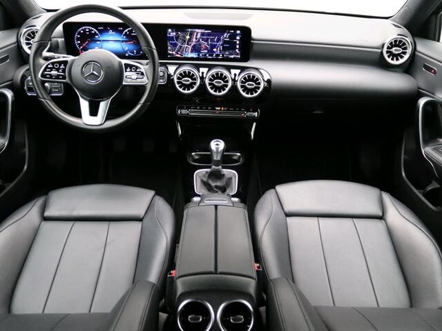 Mercedes-Benz A-KLASSE 160 Business Solution Luxury Ledkoplampeb | MBUX augmented reality voor navigatie | Sfeerverlichting | Stoelverwarming voor | Achteruitrijcamera. Inclusief 24 maanden Mercedes-Benz Certified garantie voor Europa.