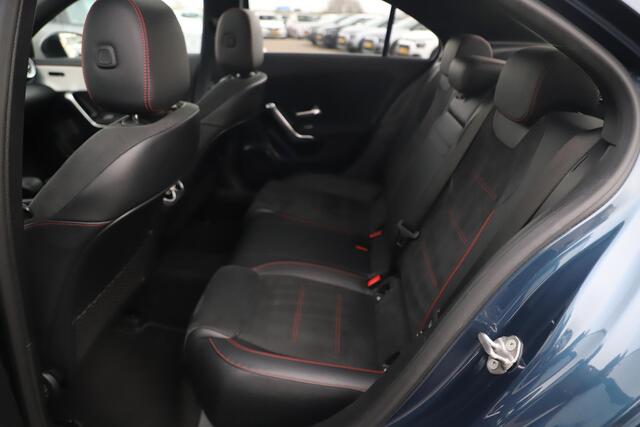 Mercedes-Benz A-KLASSE 180 Business Solution AMG Night Pakket Automaat Panoramadak Sfeerverlichting Widescreen Achteruitrijcamera
