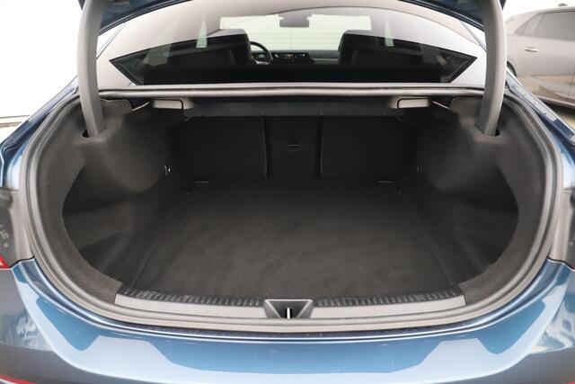 Mercedes-Benz A-KLASSE 180 Business Solution AMG Night Pakket Automaat Panoramadak Sfeerverlichting Widescreen Achteruitrijcamera