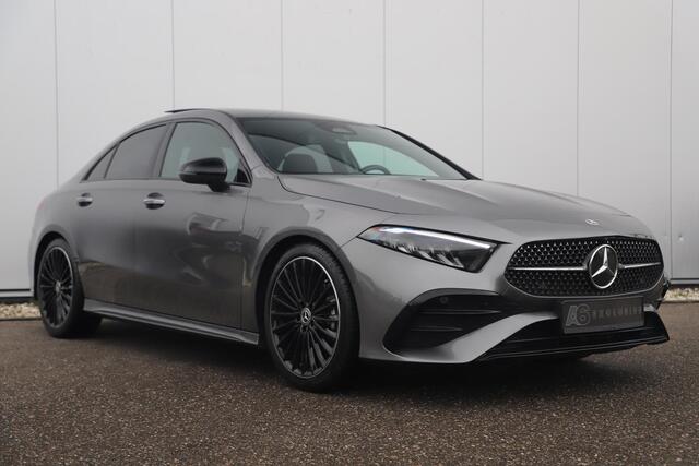 Mercedes-Benz A-KLASSE 180 AMG Line Night Pakket Automaat Panoramadak 19 inch Keyless Sfeerverlichting Burmester Carplay Navigatie Camera Half Leder Stoelverwarming NAP! Dealer onderhouden!