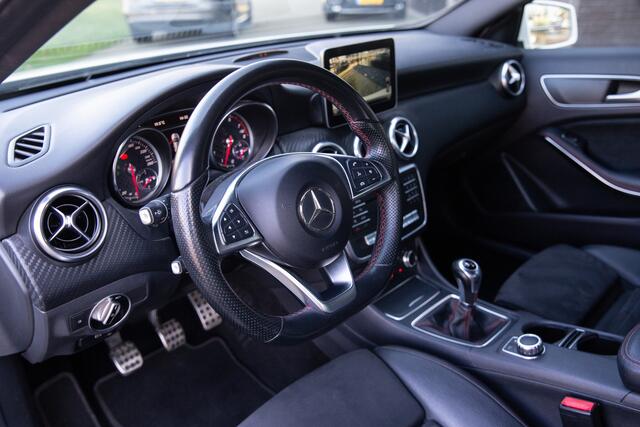 Mercedes-Benz A-KLASSE 180 Business Solution AMG Upgrade Edition , Stoelverwarming, Camera, Led, NAP