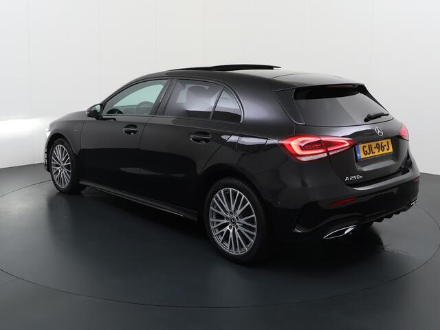 Mercedes-Benz A-KLASSE 250e AMG // Panoramadak // Distronic // Carplay // 18" // Nightpakket // All Season Banden // Widescreen