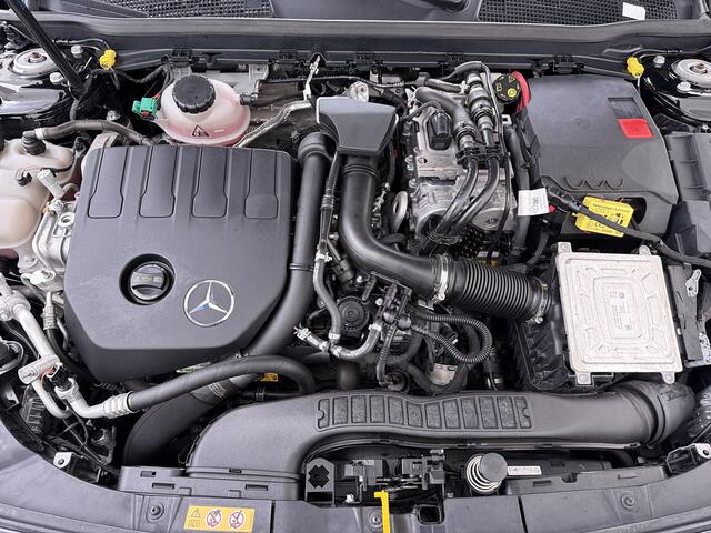 Mercedes-Benz A-KLASSE 250e AMG // Panoramadak // Distronic // Carplay // 18" // Nightpakket // All Season Banden // Widescreen