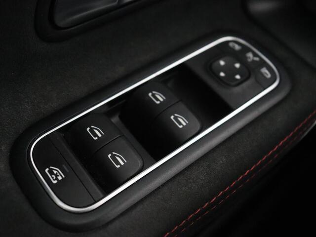 Mercedes-Benz A-KLASSE 250e AMG Limited | Carplay | Stoelverwarming | Leder/Alcantara | Widescreen | Sfeerverlichting | Navigatie | Camera | Full LED | Park Assist | PHEV | Plug In