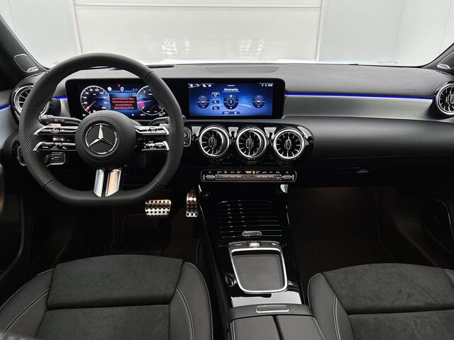 Mercedes-Benz A-KLASSE 180 Business Solution AMG | AMG Line Plus pakket | Nightpakket | Trekhaak | Burmester sound system | GUARD 360° Voertuigbescherming Plus | 360° camera | Head-up display | 19 inch AMG velgen | Panoramaschuifdak | Augmented Reality navigatie |
