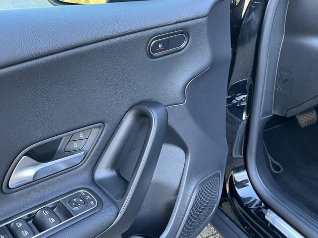 Mercedes-Benz A-KLASSE 180 Star Edition | Apple CarPlay | Android Auto | Volledig Digitaal Display | Stoelverwarming | Parkeersensoren | Achteruitrijcamera | Elektrisch Inklapbare Buitenspiegels