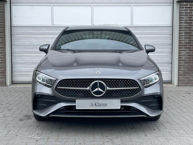 Mercedes-Benz A-KLASSE 250 e AMG | Panoramadak | Dodehoekassistent | Privacy Glas Achter | Sfeerverlichting | Stoelverwarming | Parkeersensoren |