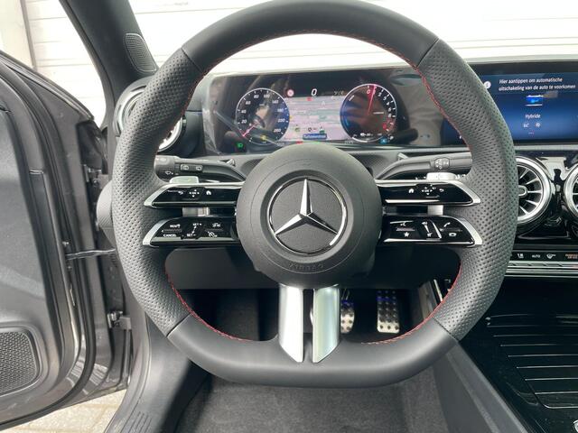 Mercedes-Benz A-KLASSE 250 e AMG | Panoramadak | Dodehoekassistent | Privacy Glas Achter | Sfeerverlichting | Stoelverwarming | Parkeersensoren |