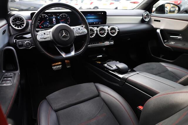 Mercedes-Benz A-KLASSE 180 AMG Line PANO SFEERVERL. LEER/ALCANTARA WIDESCREEN STOELVERW. ZWARTE-HEMEL CAMERA DAB CRUISE CLIMA NAVI 2XPDC 18''LMV NAP