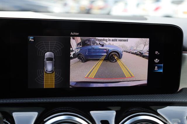 Mercedes-Benz A-KLASSE 180 AMG Line PANO SFEERVERL. LEER/ALCANTARA WIDESCREEN STOELVERW. ZWARTE-HEMEL CAMERA DAB CRUISE CLIMA NAVI 2XPDC 18''LMV NAP