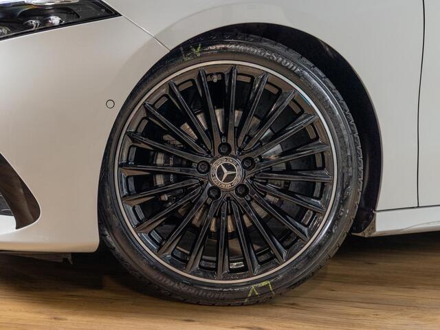 Mercedes-Benz A-KLASSE 180 AMG Line Panorama dak