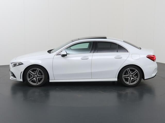 Mercedes-Benz A-KLASSE 180 Business Solution AMG | Panoramadak | Achteruitrijcamera | Apple Carplay | Stoelverwarming | Getint glas |