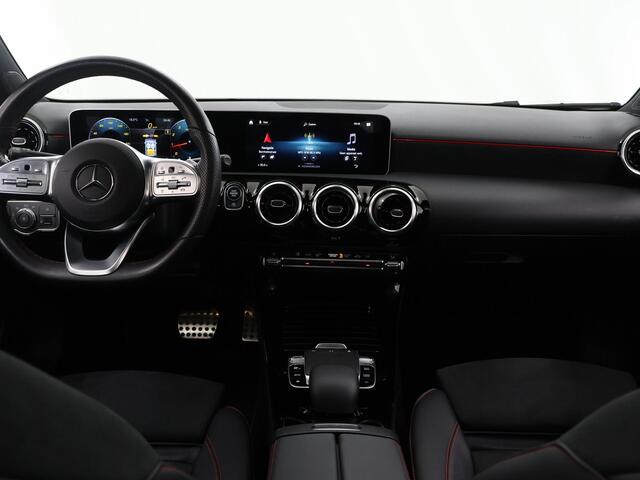 Mercedes-Benz A-KLASSE 180 Business Solution AMG | Panoramadak | Achteruitrijcamera | Apple Carplay | Stoelverwarming | Getint glas |