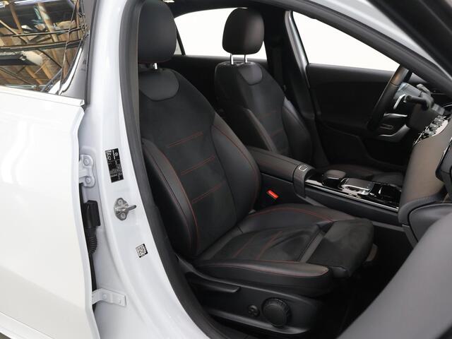 Mercedes-Benz A-KLASSE 180 Business Solution AMG | Panoramadak | Achteruitrijcamera | Apple Carplay | Stoelverwarming | Getint glas |