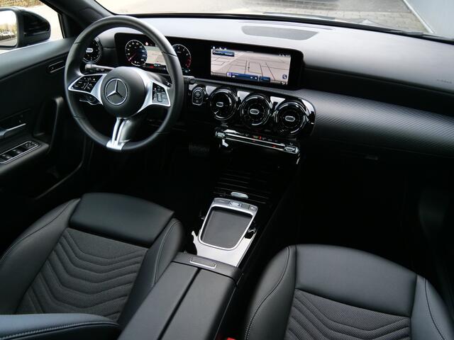 Mercedes-Benz A-KLASSE 180 Star 136pk Edition Automaat Camera / Stoelverwarming / LED / Navigatie