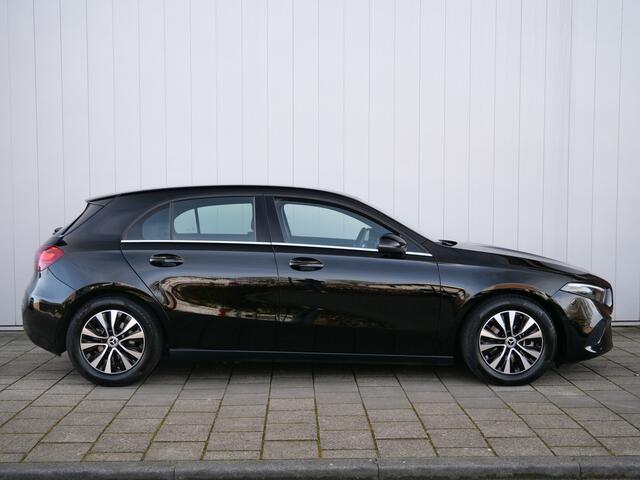 Mercedes-Benz A-KLASSE 180 Star 136pk Edition Automaat Camera / Stoelverwarming / LED / Navigatie
