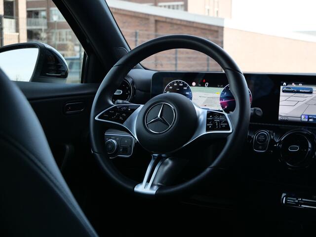 Mercedes-Benz A-KLASSE 180 Star 136pk Edition Automaat Camera / Stoelverwarming / LED / Navigatie