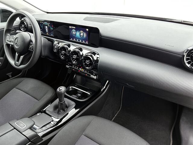 Mercedes-Benz A-KLASSE 180 Achteruitrijcamera | Licht- en zicht pakket | Lichtmetalen Velgen. Inclusief 24 maanden Mercedes-Benz Certified garantie voor Europa.