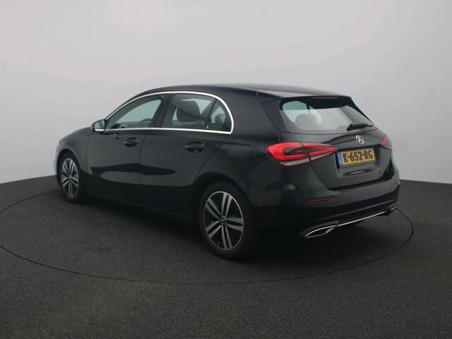 Mercedes-Benz A-KLASSE 160 Business Solution Luxury Ledkoplampen | Sfeerverlichting | Parkeerpakket met achteruitrijcamera | Stoelverwarming | Lederlook ARTICO. Inclusief 24 maanden Mercedes-Benz Certified garantie voor Europa.