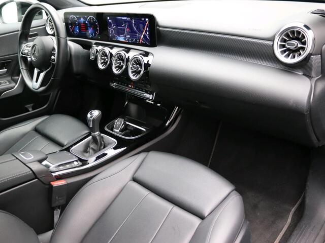 Mercedes-Benz A-KLASSE 160 Business Solution Luxury Ledkoplampen | Sfeerverlichting | Parkeerpakket met achteruitrijcamera | Stoelverwarming | Lederlook ARTICO. Inclusief 24 maanden Mercedes-Benz Certified garantie voor Europa.