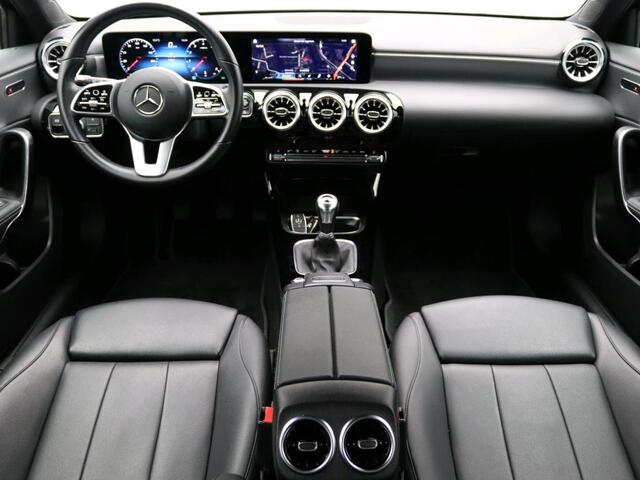 Mercedes-Benz A-KLASSE 160 Business Solution Luxury Ledkoplampen | Sfeerverlichting | Parkeerpakket met achteruitrijcamera | Stoelverwarming | Lederlook ARTICO. Inclusief 24 maanden Mercedes-Benz Certified garantie voor Europa.