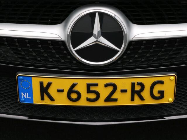 Mercedes-Benz A-KLASSE 160 Business Solution Luxury Ledkoplampen | Sfeerverlichting | Parkeerpakket met achteruitrijcamera | Stoelverwarming | Lederlook ARTICO. Inclusief 24 maanden Mercedes-Benz Certified garantie voor Europa.