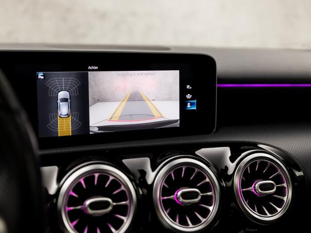 Mercedes-Benz A-KLASSE 220 AMG Sport 191Pk Automaat (SCHUIFDAK, SFEERVERLICHTING, APPLE CARPLAY, GROOT NAVI, LEDER/ALCANTARA, STOELVERWARMING, WIDESCREEN, CAMERA, NIEUWSTAAT)